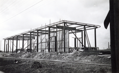 164740 Gezicht op het in aanbouw zijnde onderstation ten behoeve van de electrificatie van het Middennet van de N.S. ...